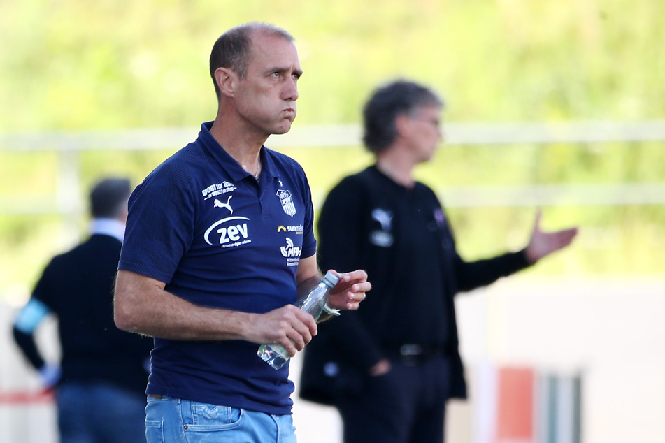 Muss seine Abwehr schleunigst dicht bekommen: FSV-Coach Joe Enochs.