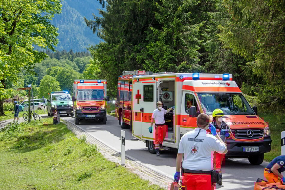Polizei, Feuerwehr und Rettungsdienst stehen an der Unfallstelle.