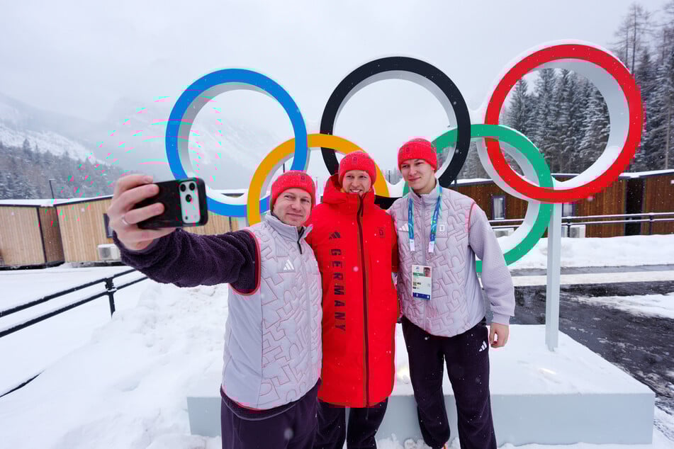 Francesco Friedrich (35, l.) war mitsamt seines Teams schon längst in Cortina, für die Eröffnungsfeier kann er aber nicht bleiben.
