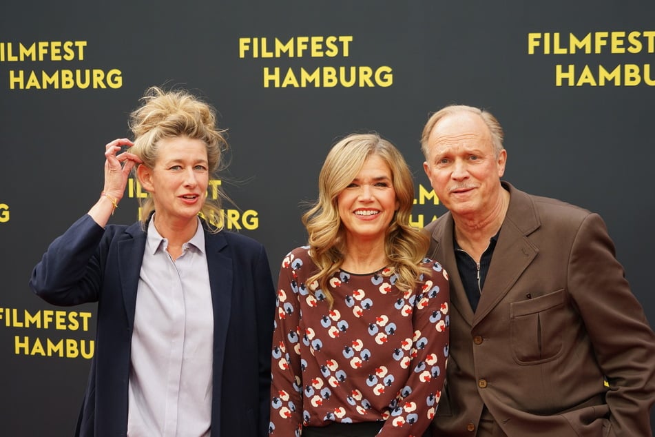 Neele Leana Vollmar (46, l.) zusammen mit Anke Engelke (59) und Ulrich Tukur (68) bei der Deutschlandpremiere von "Dann passiert das Leben" auf dem Filmfest Hamburg.