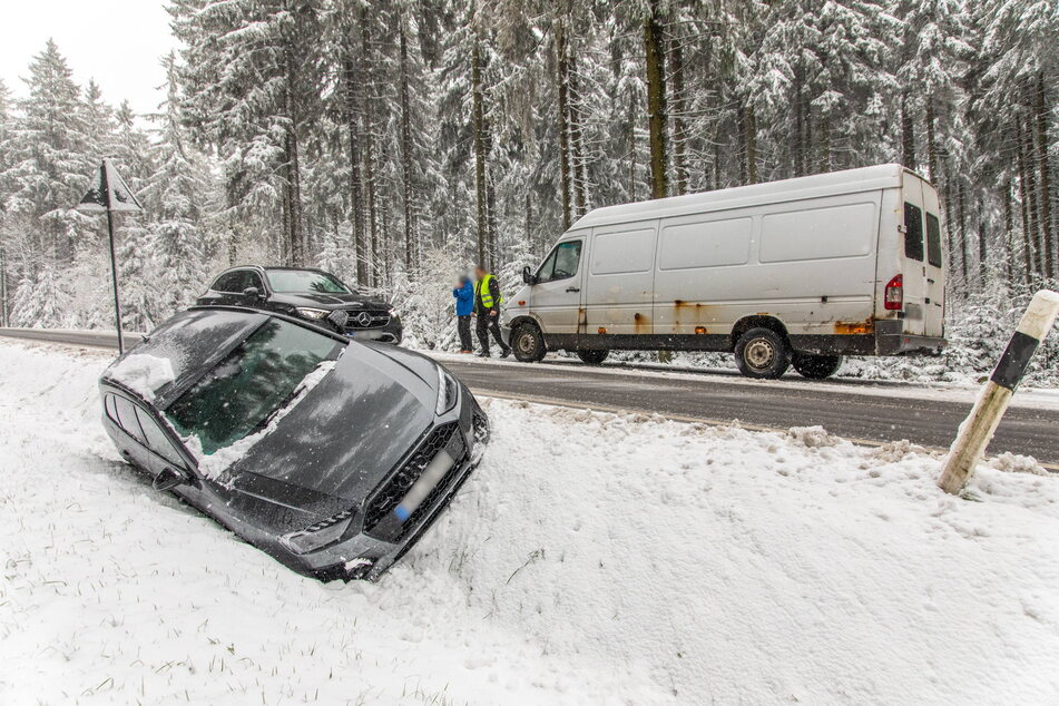 Endstation Graben: Bis zu 20 Zentimeter Neuschnee verwandelten die Straßen im Erzgebirge in rutschige Pisten. Wer schon auf Sommerreifen unterwegs war, hatte Probleme.