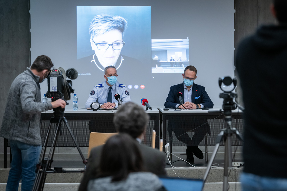 Matteo Cocchi (M, l), Kommandant der Kantonspolizei Tessin, und Norman Gobbi (M, r), Staatsrat von Tessin, nehmen am Abend gemeinsam mit der per Videostream dazu geschalteten Nicoletta della Valle (hinten), Direktorin des Bundesamts für Polizei (fedpol), an einer Pressekonferenz zum Messerangriff in Lugano teil.