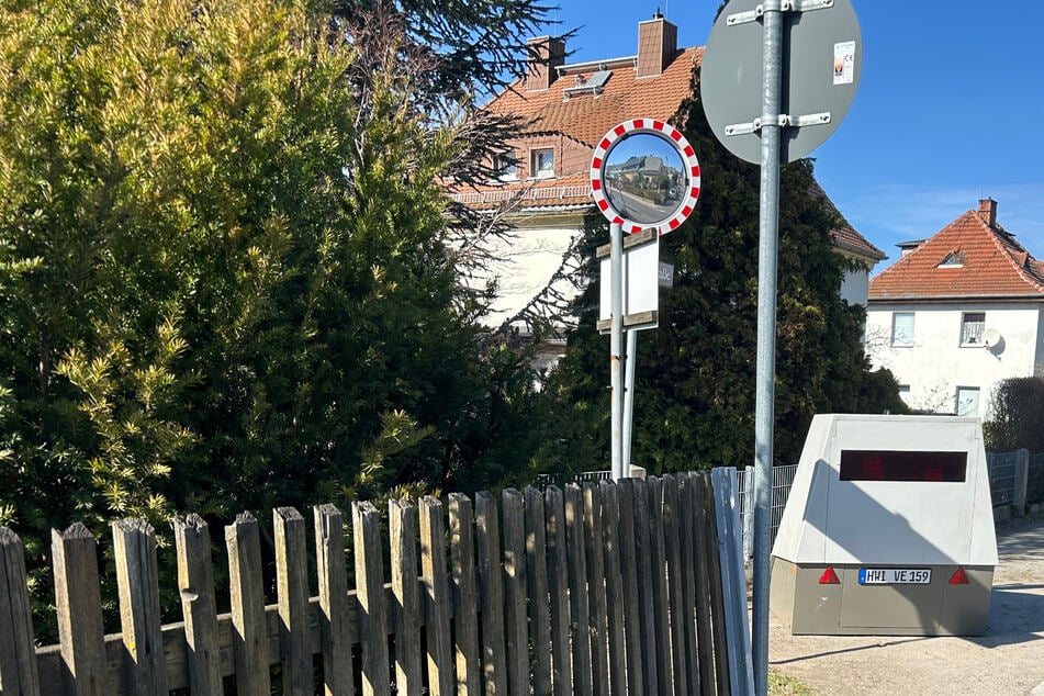 Zaun, Spiegel, Superblitzer. Die Radarfalle befindet sich im Stadtteil Bühlau.