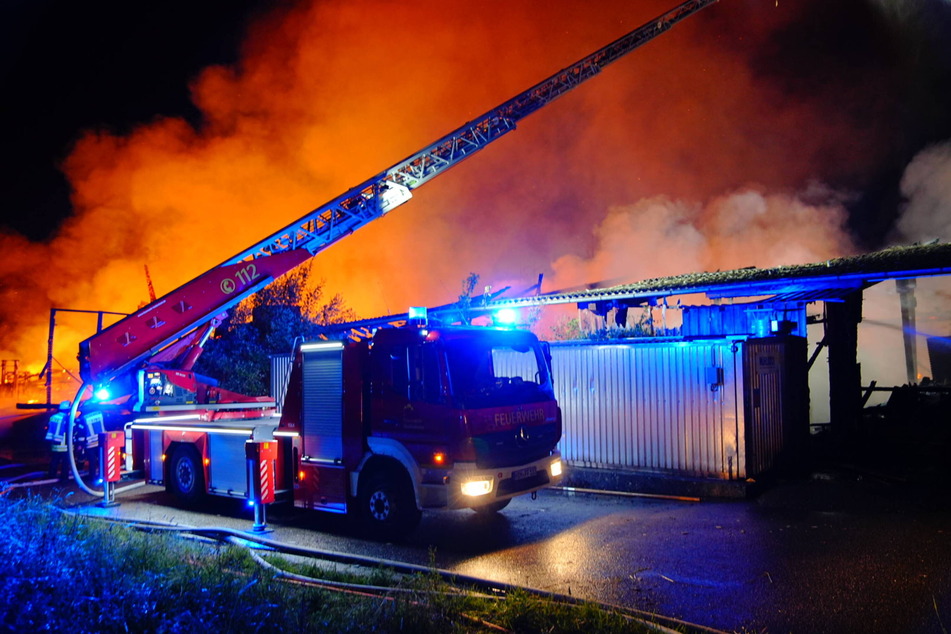 Die Feuerwehr ist vor Ort und bekämpft den Brand.