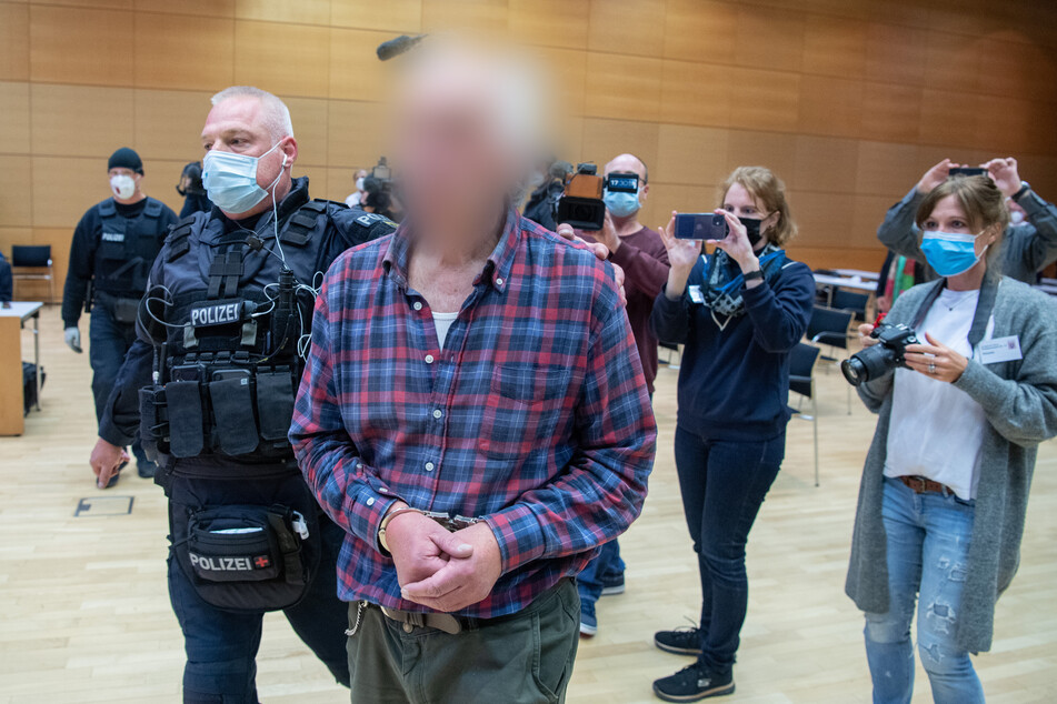 Der Vater des Hanau-Attentäters (75, M.) soll der Mutter eines Opfers nachgestellt haben.
