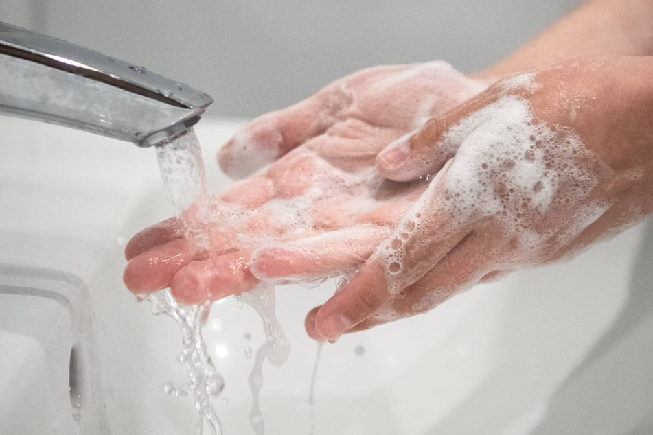 Sorgfältiges Händewaschen mindert das Risiko einer Infektion beträchtlich.