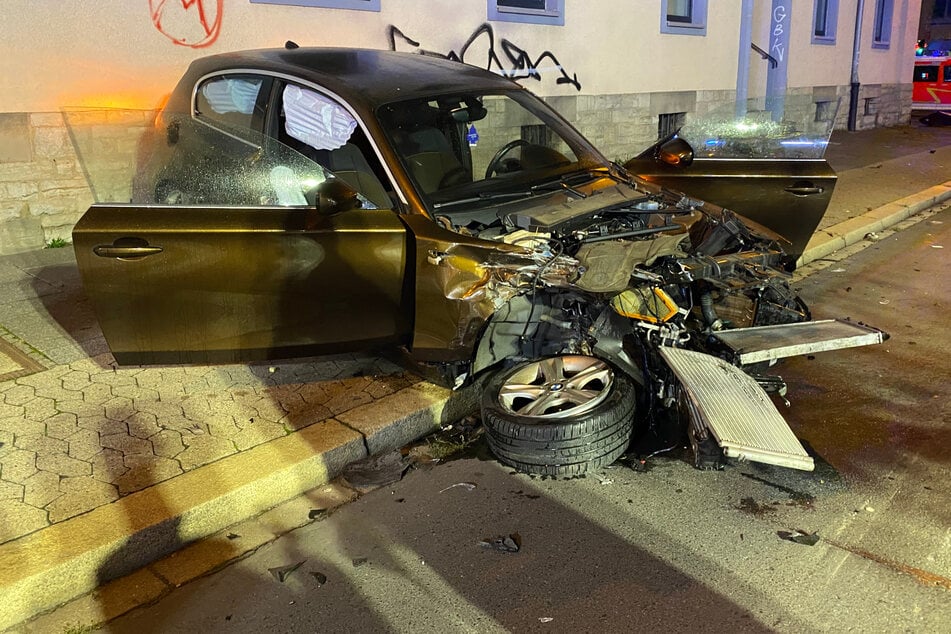 In der Göttinger Innenstadt sind in der Nacht zwei BMW zusammengekracht.