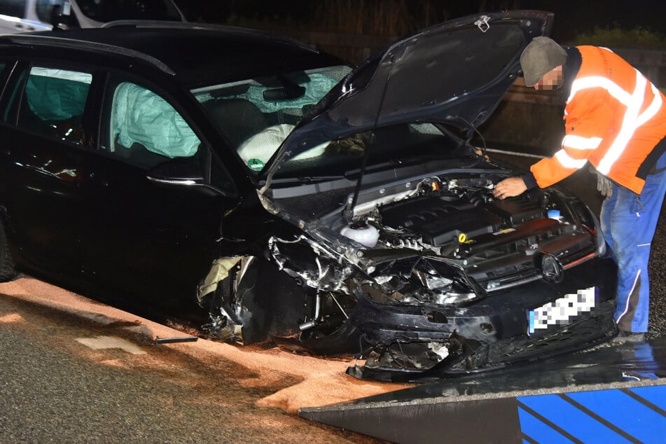 Fotos vom Unfallort auf der A5 bei Friedrichsdorf zeigen einen schwarzen Wagen, der schwer an der Front beschädigt wurde.