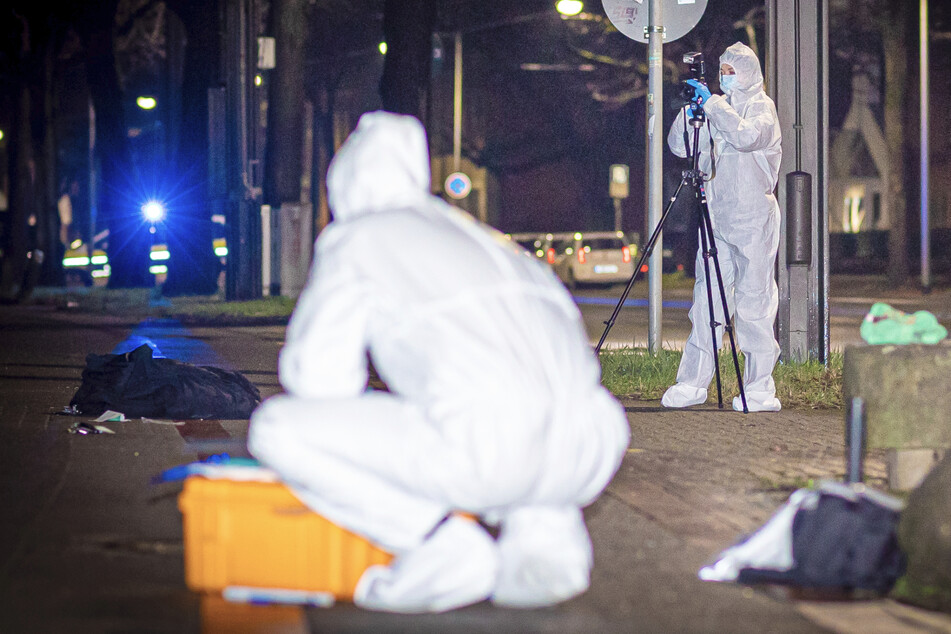 Mitarbeiter des Kriminaldauerdienstes fotografieren den Tatort in Hannover.