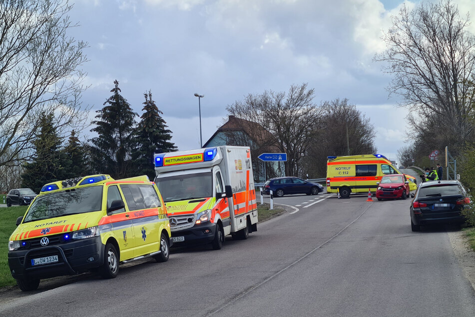 Schwerer Unfall bei Leipzig: Auto rauscht Mast um und ...