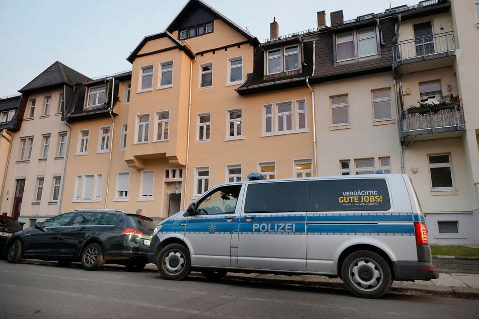 Polizeiautos standen vor dem Haus in der Franz-Wiesner-Straße.