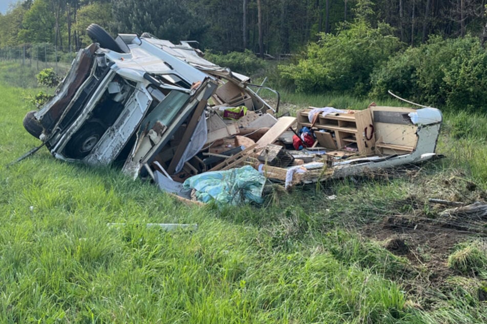 Unfall A2: A2 bei Burg gesperrt: Auto kracht in Wohnmobil