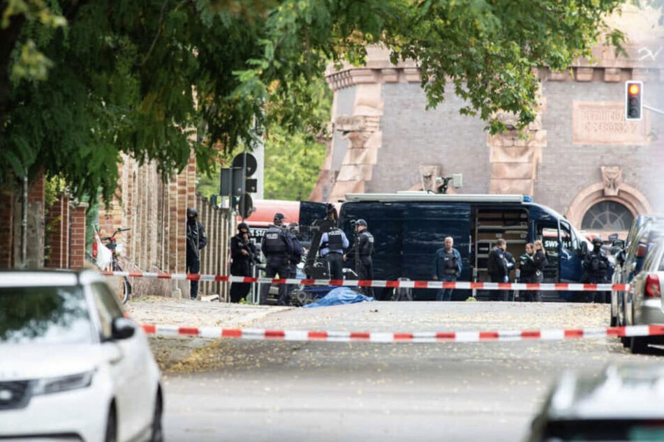 Am 9. Oktober 2019 hatte ein schwer bewaffnete Attentäter versucht, am höchsten jüdischen Feiertag Jom Kippur in die Synagoge in Halle einzudringen. Als ihm das nicht gelang, erschoss er zwei Unbeteiligte. (Archivbild)