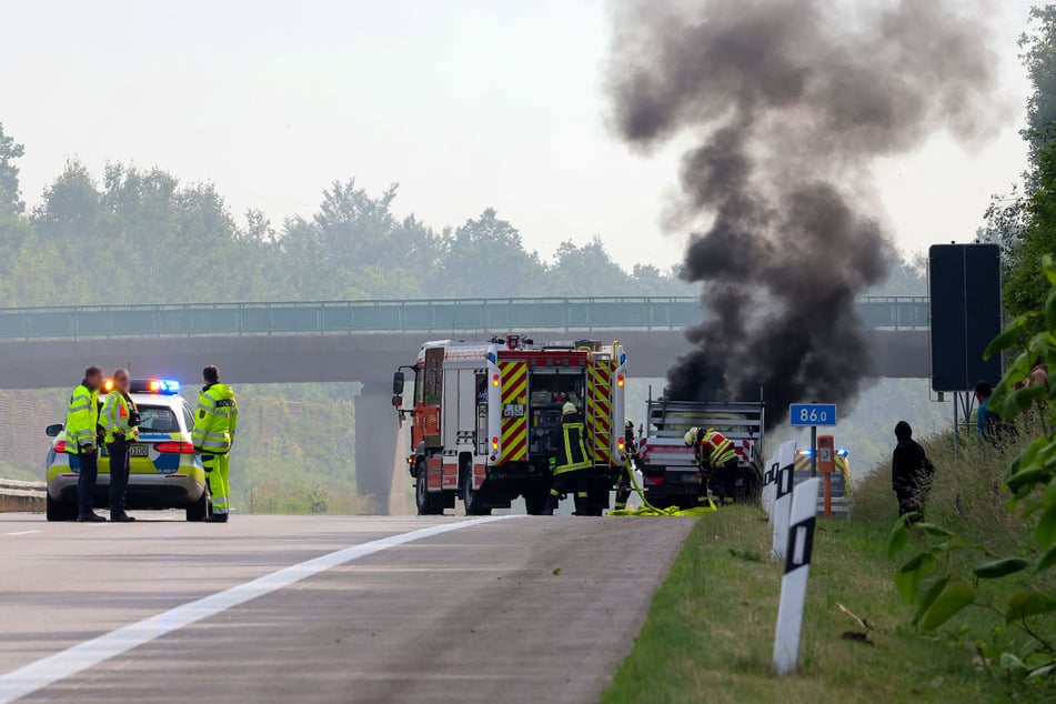 Schwarze Rauchsäule, Feuerwehr und Polizei vor Ort: Auf der A4 brannte am Dienstagnachmittag ein Transporter ab.