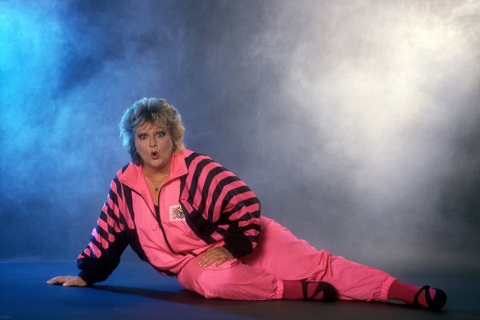 Kabarettisten Dagmar Gelbke verwandelt sich in die DDR-Legende Helga Hahnemann.
