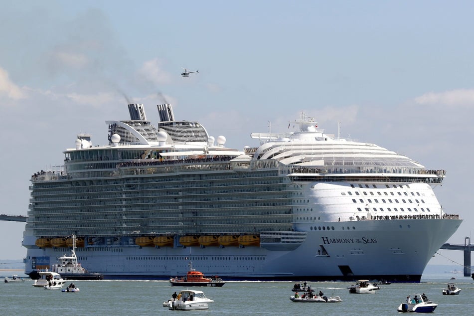 Das "Harmony of the Seas" ist eines der größten Kreuzfahrtschiffe der Welt. Es hat eine Länge von circa 362 Meter und kann bis zu 8000 Passagiere und Besatzungsmitglieder aufnehmen.