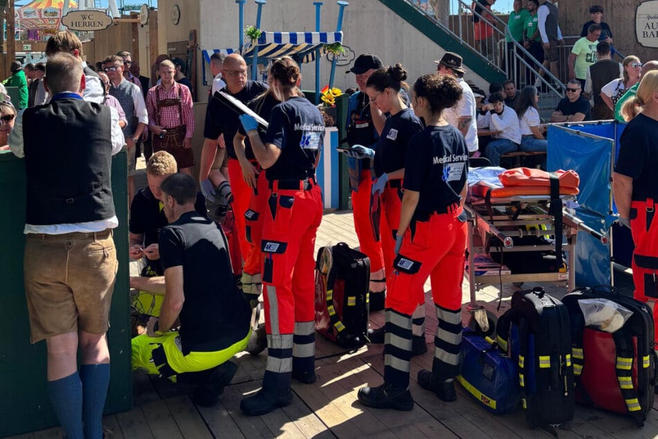 Erste "Alkoholleiche" und Herz-Kreislauf-Notfall: Sanitäter am ersten Wiesn-Tag gefordert