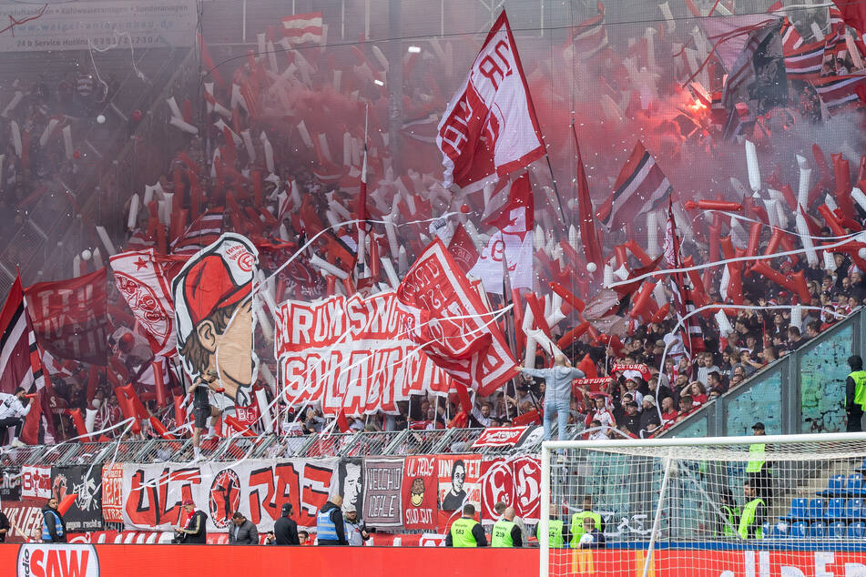 Die Fans aus Düsseldorf nahmen die Halbzeitführung etwas überschwänglich an.
