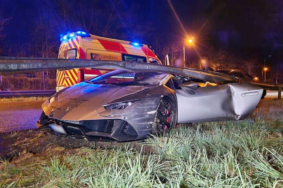 Es sind rund 200.000 Euro Schaden an dem Luxus-Sportwagen entstanden.