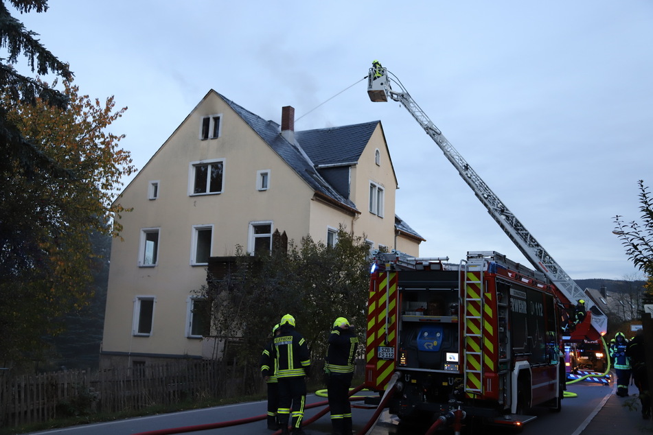 Feuerwehreinsatz in Schwarzenberg (Erzgebirge): Am Donnerstagabend brannte hier der Dachstuhl eines Mehrfamilienhauses.