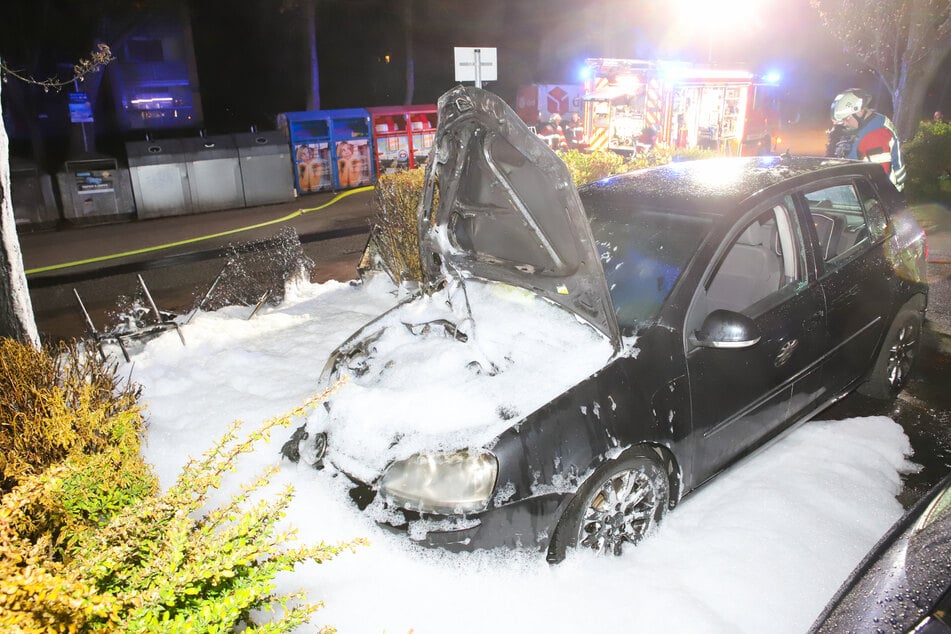 Ein VW Golf stand am Dienstagabend in Elmshorn in Flammen.