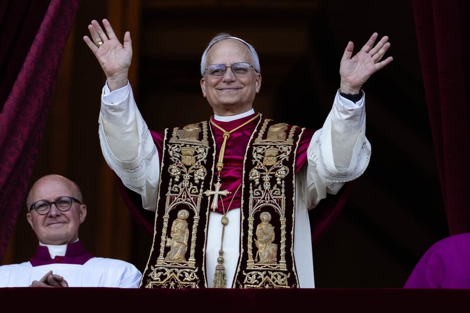 Der neu gewählte Papst Leo XIV., der US-Amerikaner Robert Prevost, erscheint nach dem Konklave auf dem Balkon des Petersdoms im Vatikan.