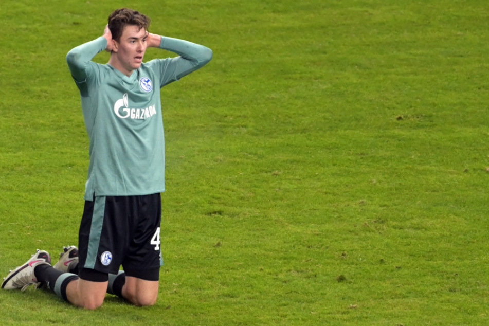 Matthew Hoppe von Schalke ärgert sich über eine verpasste Chance.