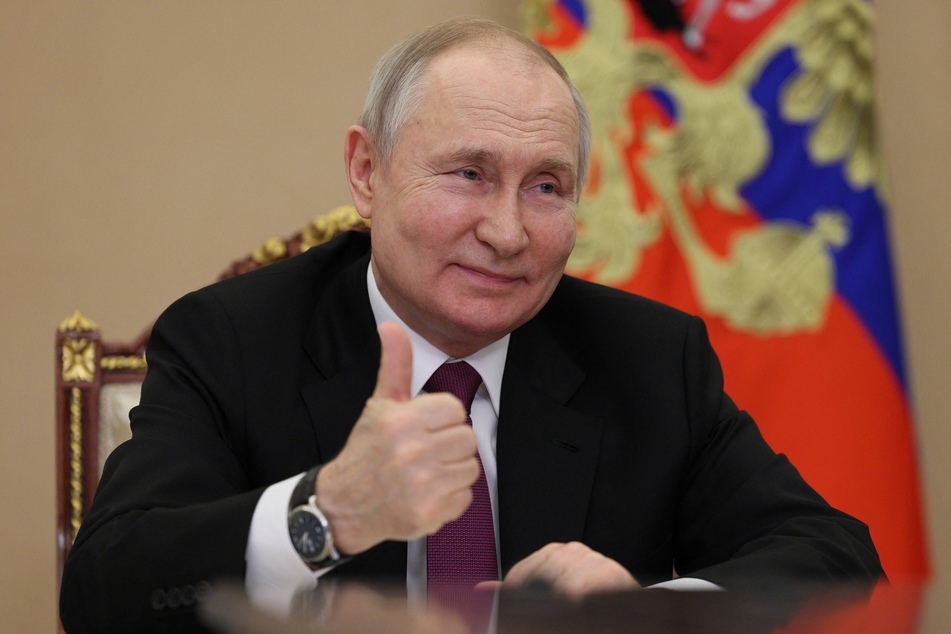 Nach dem Dammbruch: Kreml-Herrscher Wladimir Putin (70) hält es nicht für nötig, sich ein persönliches Bild von der Lage vor Ort zu machen. Dabei sind Gebiete die er völkerrechtswidrig annektieren ließ besonders schlimm verwüstet.