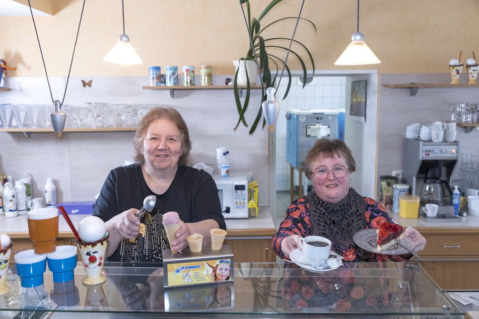 Ronny Marschner (61, l.) und Ines Kuban (64) arbeiten seit 40 Jahren gemeinsam in der Milchbar. Damals wurde sie von der staatlichen Handelsorganisation (HO) betrieben.