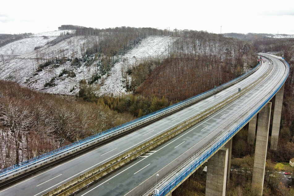 Die Autobahn 45 zwischen dem östlichen Ruhrgebiet und Frankfurt muss bei Lüdenscheid für weitere drei bis vier Monate wegen eines Brückenschadens voll gesperrt bleiben.
