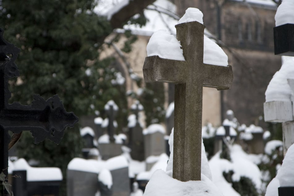 Im Winter auf dem Friedhof eingeschlossen. Einer über 70-Jährigen ist das am Montagnachmittag in Nürnberg passiert. Doch sie hatte charmante Hilfe.