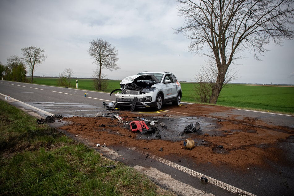 Die Fahrbahn der L495 glich nach dem Unfall am Mittwochmittag einem Trümmerfeld.