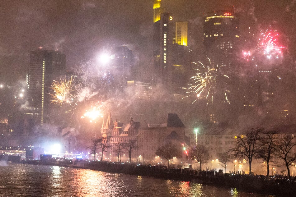 Am Frankfurter Mainufer versammelten sich in der Silvesternacht viele Menschen, um mit Böllern und Feuerwerk das neue Jahr zu feiern.