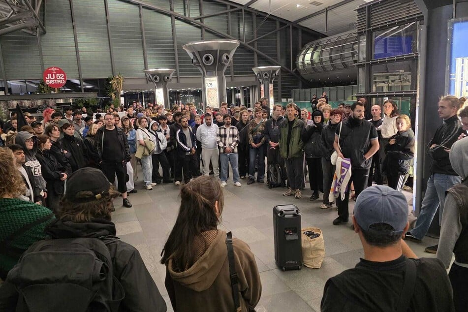 Rund 200 Personen nahmen am Montagabend an dem Protest am Flughafen teil.