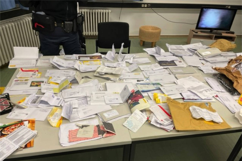 Mehr als 100 Briefe liegen auf einem Schreibtisch des Polizeireviers im Abschnitt 44. Die Sendungen sind am Mittwoch bei einem 30-Jährigen sichergestellt worden.