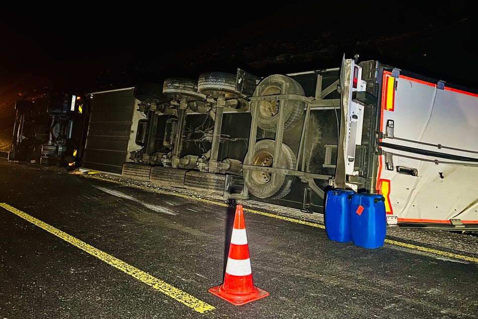 Aufgrund eines umgekippten Lastwagens musste die A3 bei Biebelried (Landkreis Kitzingen) bis auf Weiteres voll gesperrt werden.