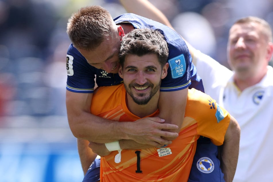 Nikola Vasilj (30, vorne) hat gut lachen: Der Keeper steht mit Bosnien-Herzegowina bei der WM im Sechzehntelfinale.