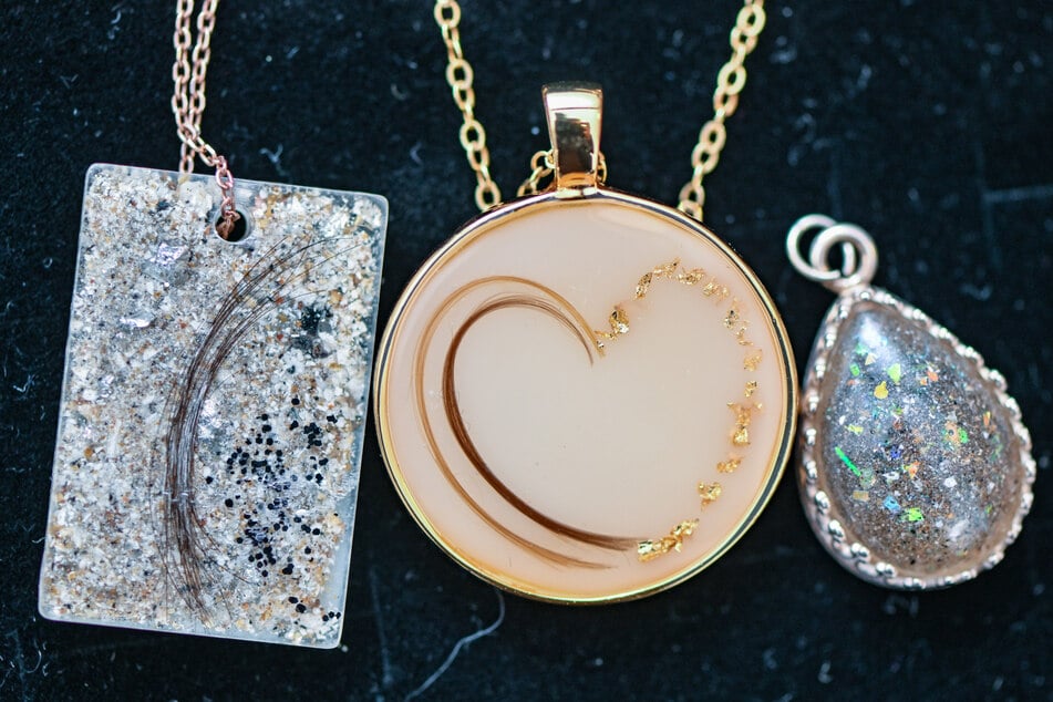 Ermöglicht werden soll nun auch, dass aus einem Teil der Asche eines Verstorbenen Erinnerungsstücke gefertigt werden. Das Bild zeigt solchen Schmuck aus einer Manufaktur in Brandenburg. (Archivfoto)