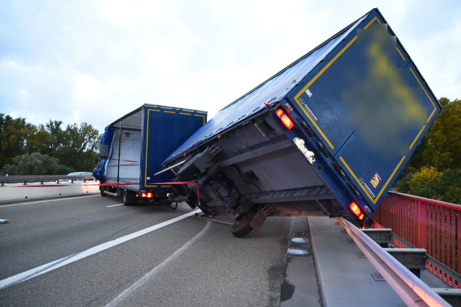 Unfall A61: A61 gesperrt: Sturmböe wirft Lkw-Anhänger auf der Autobahn um