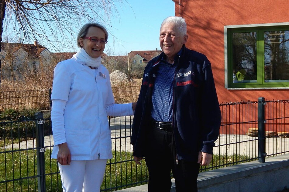 Dr. Wolfgang Richter (84) zusammen mit Schwester Sylke Prüfer, der Leiterin der Volkssolidarität Engelsdorf. Zu Gast in der Einrichtung erinnerte sich der Senior an seine Jugend in Kriegsjahren.