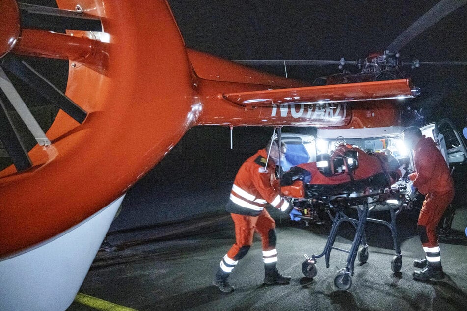 Die 80-Jährige, in deren Küche das Feuer ausgebrochen war, wurde von einem Rettungshubschrauber ins Krankenhaus gebracht. (Symbolbild)