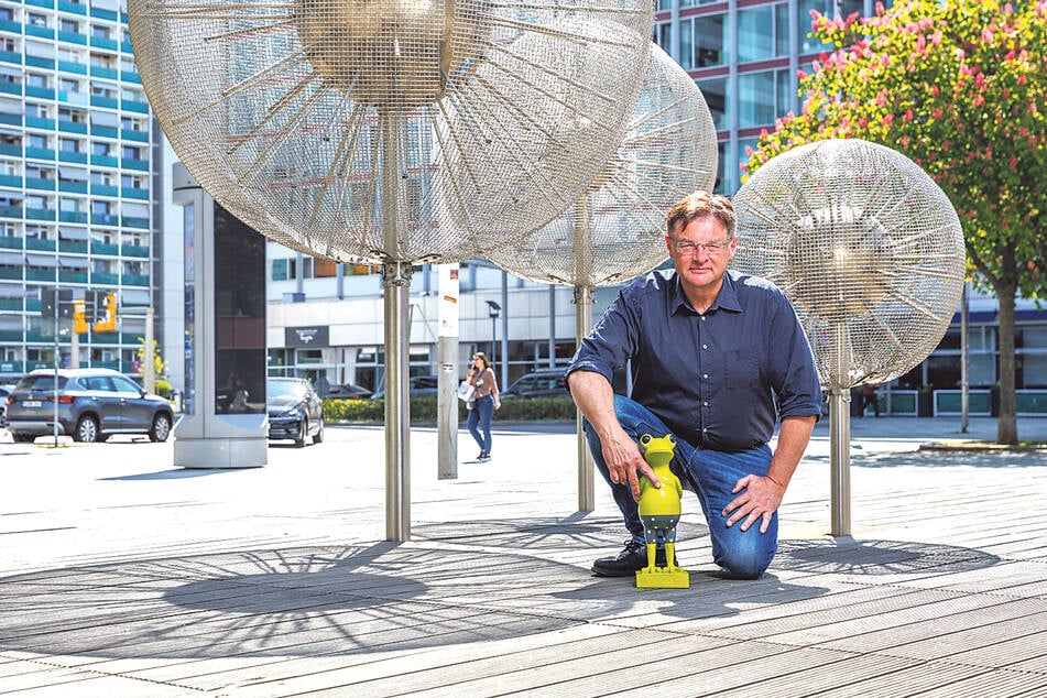 TZ-Chef Holger Zastrow (56) kämpft für sprudelnde Brunnen, will der Umweltbürgermeisterin symbolisch einen grünen Frosch überreichen.