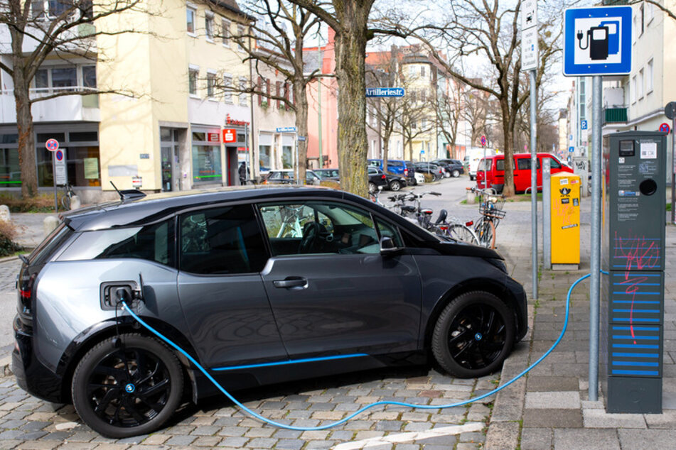Ein Elektroauto (BMW I3) wird an einer bayerischen Ladesäule geladen.