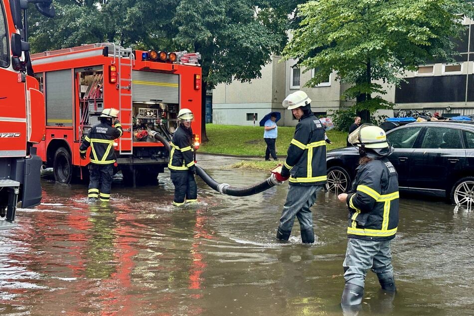 Unwetter im Norden: Überflutete Straßen, umgeknickte Bäume und tausende Blitze