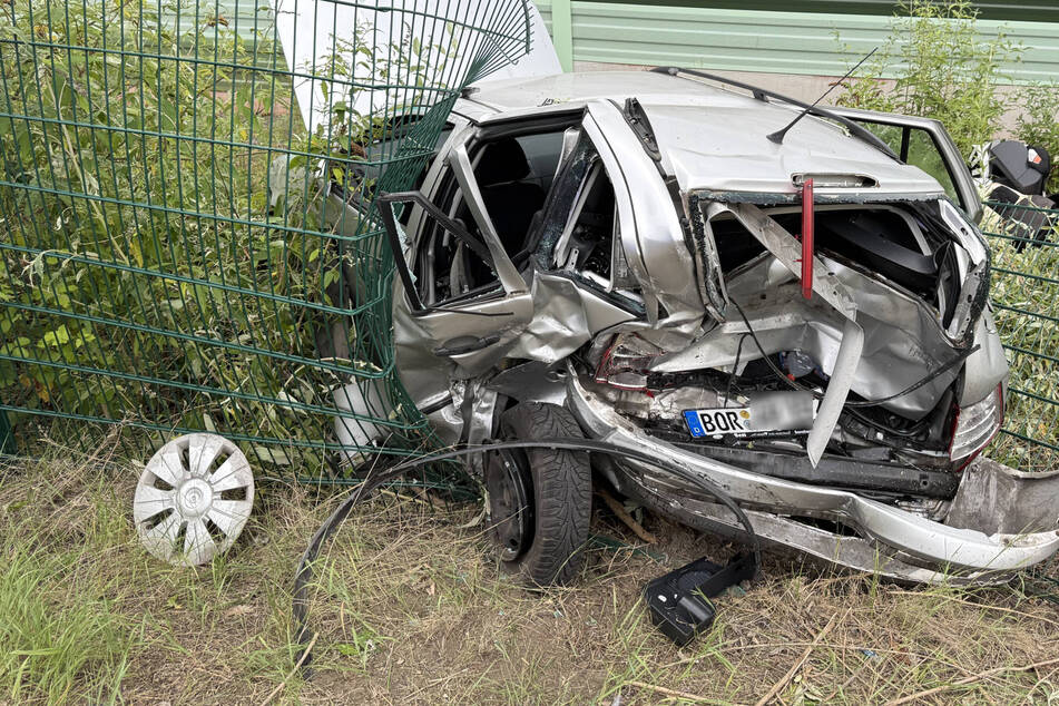 Auto kracht durch Zaun: Drei Kinder teils schwer verletzt