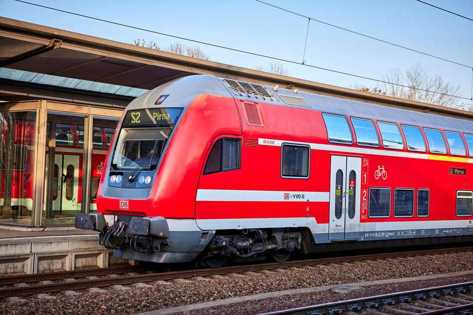 In einer S-Bahn Richtung Pirna rastete ein Fahrgast (25) komplett aus. (Archivfoto)