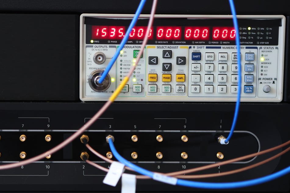 Das innere eines Quantencomputers sieht wenig spektakulär aus. Lediglich ein paar Kabel und ein Bedienfeld.