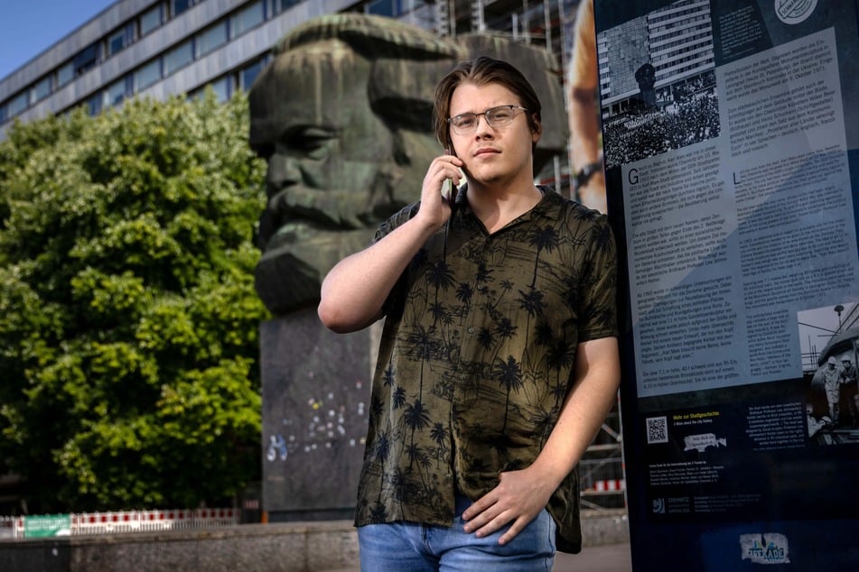 Vladislav Showko (19) trifft sich am Karl-Marx-Kopf oft mit Freunden oder Bekannten.