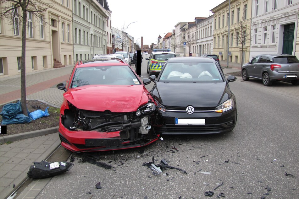 Auf der Bahnhofstraße rauschten am Samstag zwei Autos ineinander.