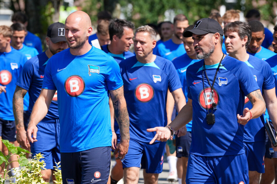 Hertha-Coach Cristian Fiel (44, r.) zeigt sich im Trainingslager nahbar.